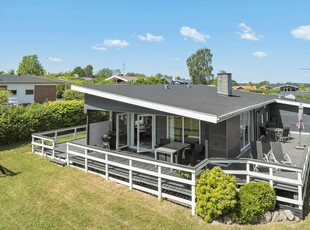 Hyggeligt sommerhus med skøn terrasse