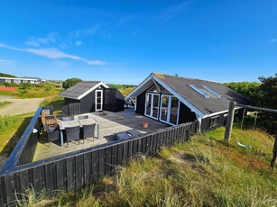 Hyggeligt træsommerhus på lukket vej nær Rindby Strand