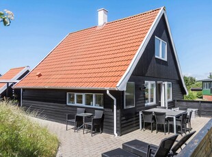 Lyst sommerhus i Rindby – indendørs sauna og havudsigt fra klitgrunden