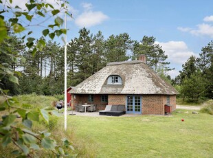 Stråtækt sommerhus med indendørs sauna og vildmarksbad i haven