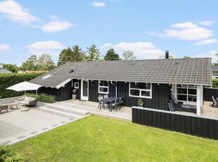 Moderne sommerhus med brændeovn og sauna i Øster Hurup