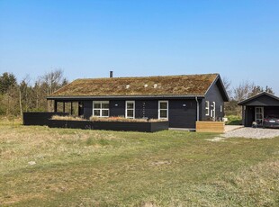 Stort sommerhus med spabad, solrigt terrassemiljø og andre skønne detaljer