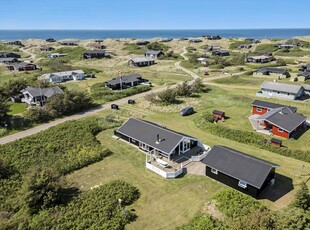 Totalrenoveret sommerhus med aktivitetsrum og 300 meter til stranden