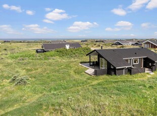 Velholdt sommerhus med havudsigt og kort gåafstand til Nørlev Strand