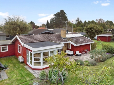 Dejligt og hyggeligt træsommerhus beliggende 300 meter fra Ulvshale Strand.