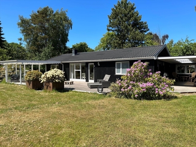 Hyggeligt sommerhus med skønne terrasser.