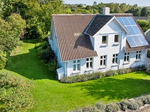 KLASSISK OG CHARMERENDE VILLA MED TO BOLIGAFDELINGER