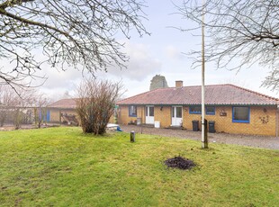 VILLA MED FAMILIEVENLIG PLANLØSNING OG NATURSKØN ADRESSE