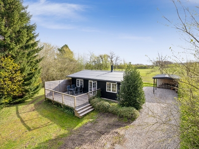 SOMMERHUS MED ROLIG BELIGGENHED VED MARKERNE OG FJORDEN