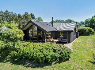 Dejligt lyst og hyggeligt sommerhus til 6 personer med en stor grund på Samsø