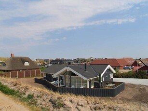 Feriehus beliggende 2 minutters gang fra Henne Strands centrum og stranden.