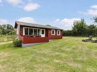 Hyggeligt sommerhus med havudsigt. Højt beliggende på åben grund.