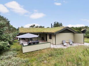 Hyggeligt sommerhus på stor naturgrund i Rødhus