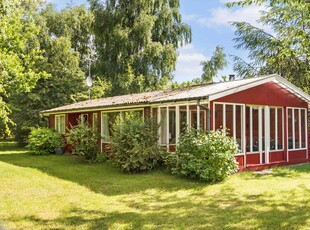 ”Krudthuset” er et dejligt originalt træsommerhus, med en unik beliggenhed med havet lige udenfor.