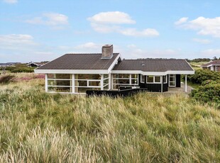 Lyst og lækkert sommerhus med flot udsigt til natur ved Vesterhavet