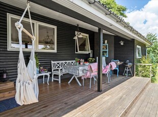 Lyst og velholdt sommerhus med dejlig lun udestue ved Saksild Strand