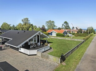 Pragtfuldt sommerhus med havudsigt, spa og sauna ved på Dyngby Strand