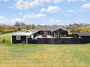 Stort og lækkert sommerhus med anneks og skøn gårdhave