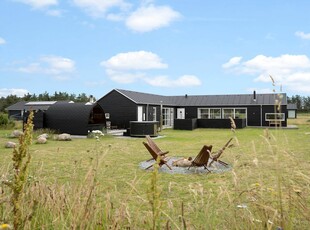 Stort og velindrettet sommerhus i roligt, lukket område