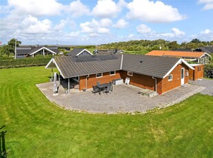 Stort og velindrettet sommerhus med spabad og sauna