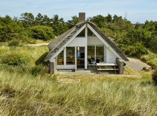 Stråtækt sommerhus ved Vesterhavet