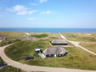 På en klitgrund og for enden af blind vej ligger dette pragtfulde og renoverede feriehus.