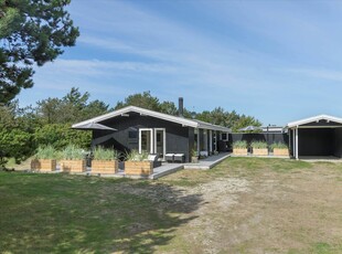 Velindrettet sommerhus med skønt terrassemiljø