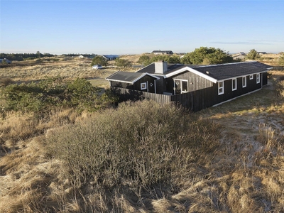 Charmerende sommerhus med brændeovn ved Tornby Strand