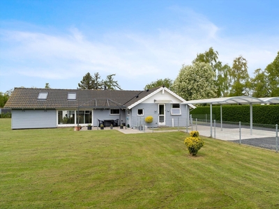 Meget dejligt sommerhus beliggende på stor afskærmet grund tæt på Ulvshale Strand.