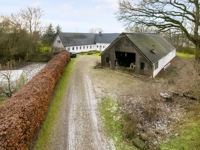 Midt i storslået natur, midt mellem Aalborg og Randers; nærmere lige mellem Støvring, Hobro og Hadsund ligger denne hyggelige landejendom, hvor I får plads, højt til loftet og grønt til øjet.