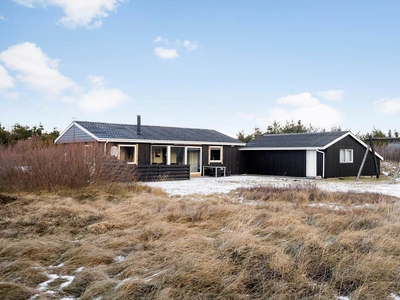 Moderne indrettet sommerhus på lukket vej nær Vesterhavet