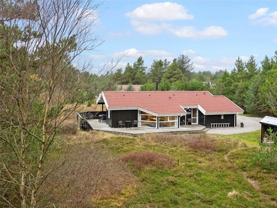 Velholdt sommerhus med stor terrasse, tæt på Blokhus og Vesterhavet