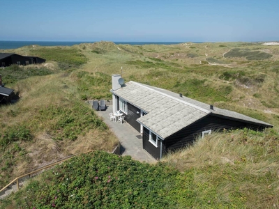 Feriehus beliggende kun få hundrede meter fra Vesterhavet, på en pragtfuld og total ugeneret klitgrund.