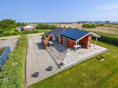 Meget lækkert feriehus, som ligger ved fjorden og en sø