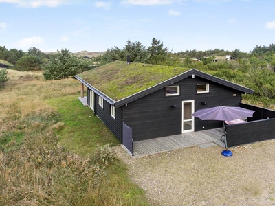 Moderne træsommerhus i naturskønne Rødhus