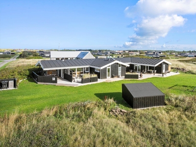 Nyrenoveret træsommerhus nær Løkkens bymidte og Vesterhavet