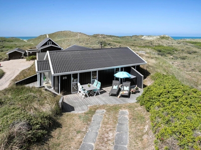 Sommerhus med attraktiv adresse på lukket vej – 200 meter fra Blokhus Strand