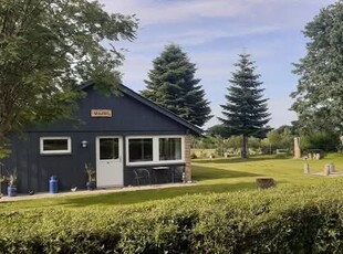 VELHOLDT OG HYGGELIGT SOMMERHUS TÆT PÅ VAND OG NATUR