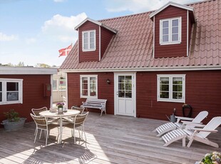 Charmerende sommerhus med lys og skøn atmosfære