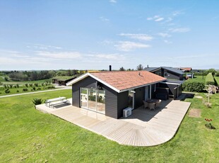 Dejlig sommerhus med udsigt over Limfjorden fra både stue og terrasse.