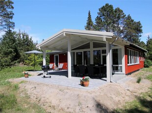 Flot moderniseret sommerhus på stor og grøn naturgrund