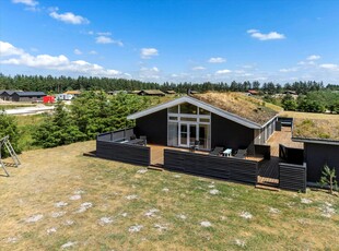 Flot sommerhus i eftertragtet og smukt naturområde