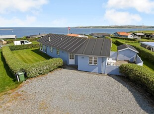 Hyggeligt træsommerhus med fjordudsigt