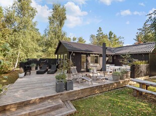 Idyllisk sommerhus med aktivitetsrum og herligt terrassemiljø