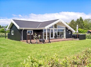 Lyst og velindrettet sommerhus ikke langt fra fjorden og havnen i Bork Havn