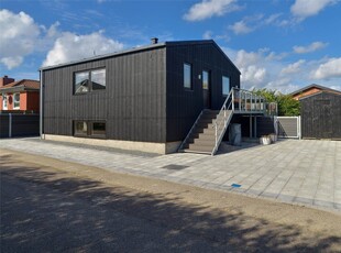 Moderne feriehus med store terrasser, have og vildmarksbad