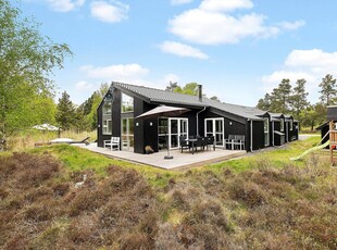 Moderne sommerhus med aktivitetsrum, vildmarksbad og naturskønne omgivelser