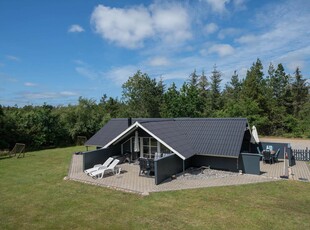 Skønt, velbeliggende feriehus i træ.