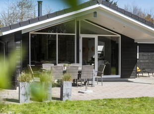 Stort og velindrettet sommerhus midt imellem Blåvand by og strand