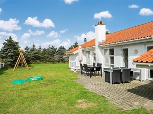 Børnevenligt og rummeligt poolhus i gåafstand til Blokhus By og Strand.